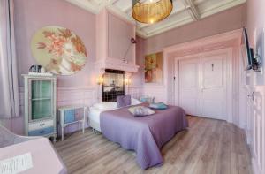 a bedroom with two beds and a chandelier at Mare Sanat in Wijk aan Zee