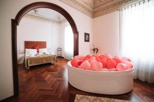 um quarto com uma banheira cheia de bolas de ténis em B&B Barone Liberty & Luxury SPA em Gallipoli