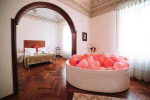 ガリポリにあるB&B Barone Liberty & Luxury SPAのテニスボールが入ったバスタブ付きの客室です。