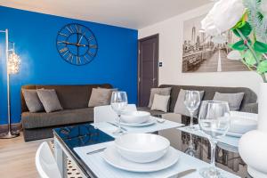 uma sala de estar com uma mesa com óculos e um relógio em Executive 8beds 3bath Contractors Welcome Parking em Southampton