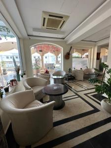 un vestíbulo con sillas y mesas y una gran ventana en Elaria Hotel Hurgada en Hurghada