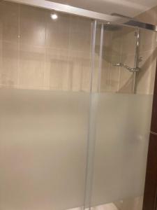 eine Dusche mit einer Glastür in einem Badezimmer in der Unterkunft Mirador 33 in Peñíscola + 7 Fotos