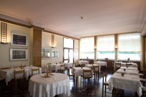 A restaurant or other place to eat at Hotel Conradi