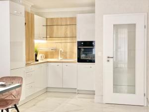Кухня или кухненски бокс в Modern Apartment for 4 Guests Sea View & Free Parking