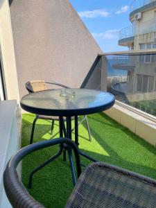 Balkón nebo terasa v ubytování Modern Apartment for 4 Guests Sea View & Free Parking