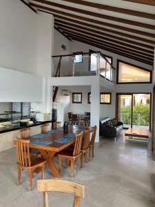 Taiba Beach Resort Casa com piscina في تايبا: مطبخ وغرفة طعام مع طاولة وكراسي