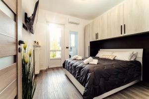 1 dormitorio con 1 cama grande y cabecero negro en BnB Il Bicciolano, en Vercelli