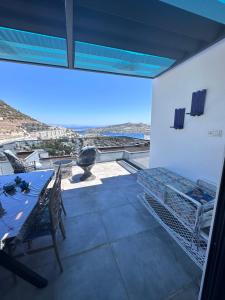 a balcony with a table and chairs and a view at Q2 Çiçek sitesi in Bodrum City