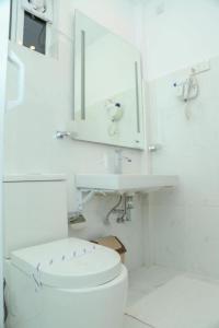 The Rosedale Grand Bungalow Nuwara Eliya في نوارا إليا: حمام ابيض مع مرحاض ومغسلة