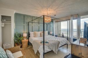 מיטה או מיטות בחדר ב-Top-Floor Beach Condo with 2 Oceanfront Balconies!