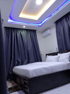 Ein Bett oder Betten in einem Zimmer der Unterkunft JKA1-Bedroom Luxury Serviced Apartment