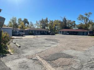 un aparcamiento vacío frente a un edificio en Budget Inn Buffalo en Buffalo