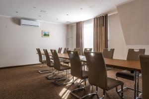 sala konferencyjna z drewnianym stołem i krzesłami w obiekcie Hotel Pałacowa w mieście Narol