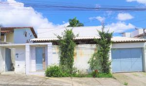 ein weißes Haus mit Reben an der Seite in der Unterkunft Casa Central em Pará de Minas in Pará de Minas