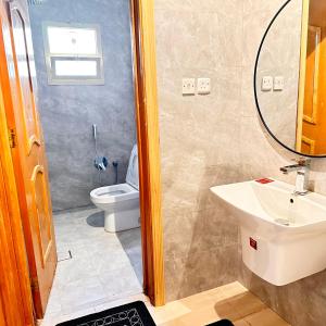 نجد هاوس - نساء فقط Ladies Hostel في الرياض: حمام مع حوض ومرحاض