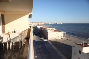 een balkon met uitzicht op de oceaan bij Vista Bonita - Beautiful View!!! in Santa Pola