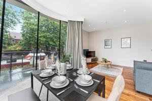 a dining room with a table and a large window at Stylish Apt in Central Lincoln - Ideal for Short and Long stays in Lincoln