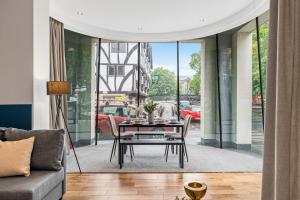 a living room with a table and chairs and a view of a street at Designer Apt in Central Lincoln - Sleeps 6 in Lincoln