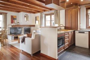 A television and/or entertainment centre at Val de Ruda Luxe 67 by FeelFree Rentals