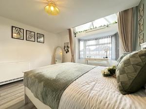 - une chambre avec un grand lit et une fenêtre dans l'établissement Lilypad Suite - BHX Airport, NEC & HS2, à Solihull