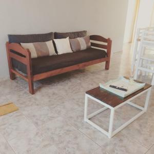a living room with a couch and a coffee table at La Pausa in Carhué