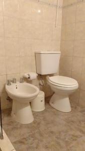 La salle de bains est pourvue de toilettes et d'un lavabo. dans l'établissement La Pausa, à Carhué