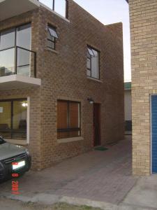 a brick house with a car parked in front of it at Toch Noch in Hartenbos