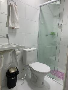Un baño con inodoro y ducha de cristal. en HOTEL FÊNIX, en Campina Grande 56 fotos más