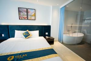 Postel nebo postele na pokoji v ubytování Gia An Hotel
