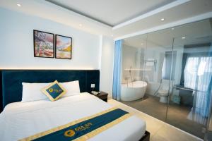 Postel nebo postele na pokoji v ubytování Gia An Hotel