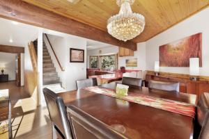 uma sala de jantar e sala de estar com tecto em madeira em 2394-Mt Verdi Mountain Manor cabin em Big Bear City