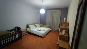Dormitorio pequeño con cama y cuna en Casa Papa affitti brevi, en Torre Annunziata
