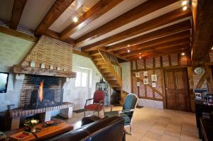 a living room with a couch and a fireplace at Entre Vignes et Châteaux in Fougères-sur-Bièvre