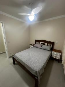 Un pat sau paturi într-o cameră la Apto 11 - Aconchegante - Praia da Enseada - Guarujá/SP