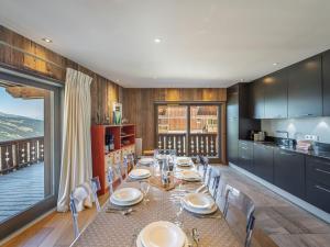 uma sala de jantar com mesa e cadeiras e uma cozinha em Appartement Méribel, 4 pièces, 8 personnes - FR-1-565-8 em Les Allues