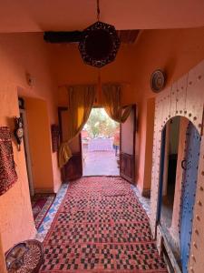 un pasillo vacío en una casa con ventana en Dar Toda - Zagora guest house, en Zagora
