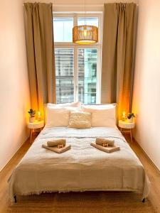 Un dormitorio con una cama con dos bandejas. en LE Vacation 3-Room-City-Apartment, Küche, Neflix, Free TV, en Leipzig