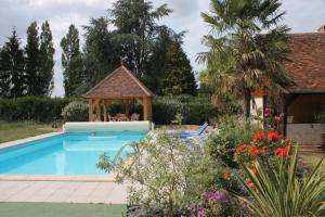 una piscina in un giardino con gazebo di Entre Vignes et Châteaux a Fougères-sur-Bièvre
