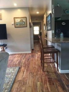 uma sala de estar com uma cozinha e uma mesa com cadeiras em Harbor House in Morro Bay em Morro Bay