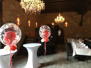 two balloons in the middle of a dining room at Gasthaus da Enzo in Siefersheim