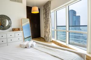 Postel nebo postele na pokoji v ubytování Veluxa - Stylish 2 Bed with View + 37 fotografií