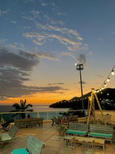 a patio with benches and a view of the ocean at Hostal Viña del Mar in Taganga