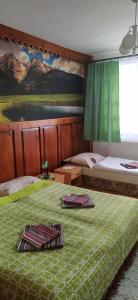 ein Schlafzimmer mit 2 Betten und einem Wandgemälde in der Unterkunft Penzión Horec II in Ždiar