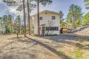 een afbeelding van een huis met een oprit bij Ruidoso Retreat with Grill about 3 Mi to Grindstone Lake in Ruidoso