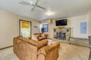 een woonkamer met een bank en een open haard bij Ruidoso Retreat with Grill about 3 Mi to Grindstone Lake in Ruidoso