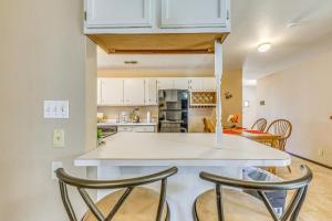 een keuken met een wit aanrecht en 2 stoelen bij Ruidoso Retreat with Grill about 3 Mi to Grindstone Lake in Ruidoso