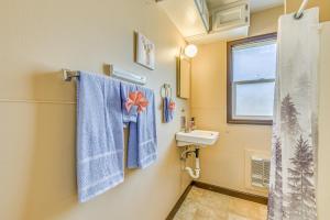 een badkamer met blauwe handdoeken en een wastafel bij Ruidoso Retreat with Grill about 3 Mi to Grindstone Lake in Ruidoso +25 foto's