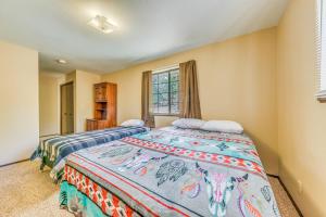 twee eenpersoonsbedden in een kamer met een raam bij Ruidoso Retreat with Grill about 3 Mi to Grindstone Lake in Ruidoso