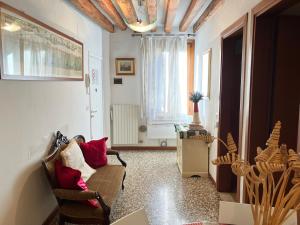 uma sala de estar com um sofá e uma janela em San Bortolomio near Suso Ice-cream em Veneza