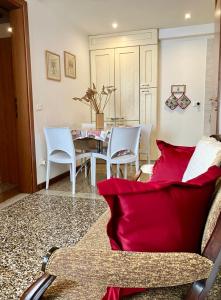een woonkamer met een bank en een tafel met stoelen bij San Bortolomio near Suso Ice-cream in Venetië